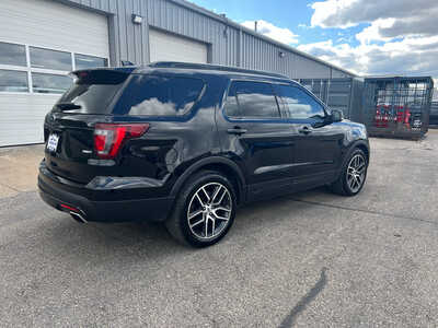 2016 Ford Explorer, $15998. Photo 4