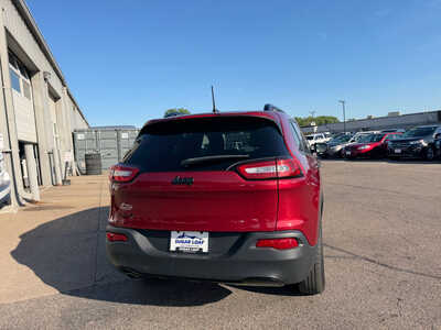 2017 Jeep Cherokee, $9998. Photo 5