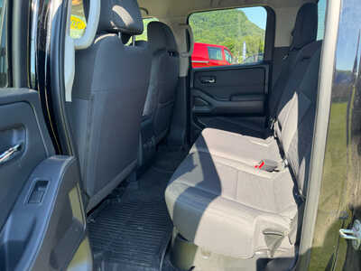 2023 Nissan Frontier, $27649. Photo 6