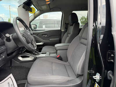 2023 Nissan Frontier, $27649. Photo 8