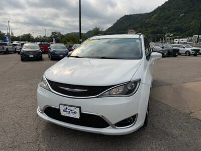 2017 Chrysler Pacifica, $14649. Photo 2