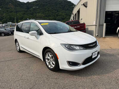 2017 Chrysler Pacifica, $14649. Photo 3