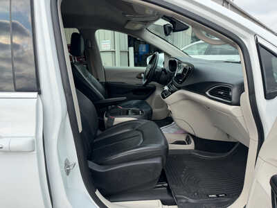 2017 Chrysler Pacifica, $14649. Photo 6