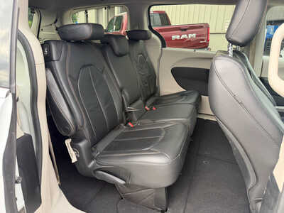 2017 Chrysler Pacifica, $14649. Photo 7