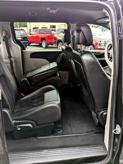 2018 Dodge Caravan, Grand, $10900. Photo 12