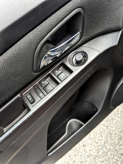 2015 Chevrolet Cruze, $7900. Photo 12