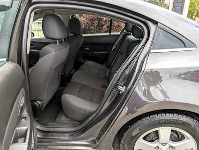 2015 Chevrolet Cruze, $7900. Photo 9
