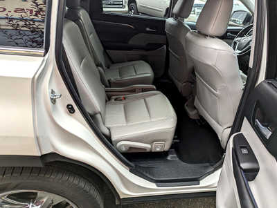 2018 Toyota Highlander, $26900. Photo 10