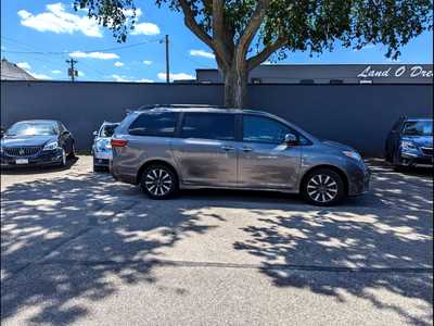 2018 Toyota Sienna, $0. Photo 1