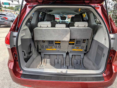 2011 Toyota Sienna, $10900. Photo 10