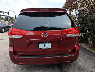 2011 Toyota Sienna, $10900. Photo 4