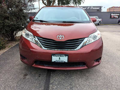 2011 Toyota Sienna, $10900. Photo 7