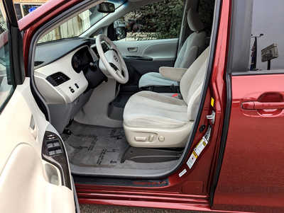 2011 Toyota Sienna, $10900. Photo 8