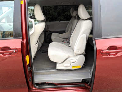 2011 Toyota Sienna, $10900. Photo 9