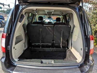 2015 Chrysler Town & Country, $8900. Photo 10