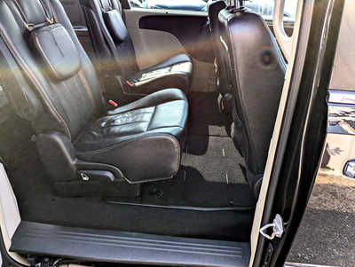 2015 Chrysler Town & Country, $8900. Photo 11