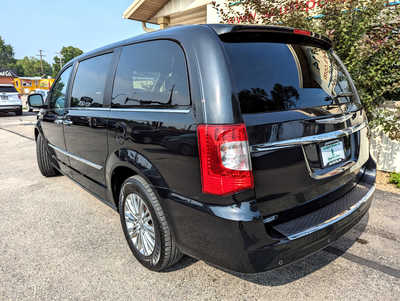 2015 Chrysler Town & Country, $8900. Photo 3