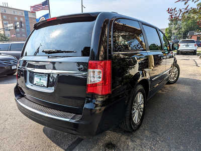 2015 Chrysler Town & Country, $8900. Photo 5