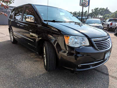 2015 Chrysler Town & Country, $8900. Photo 6