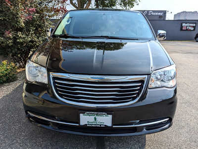 2015 Chrysler Town & Country, $8900. Photo 7