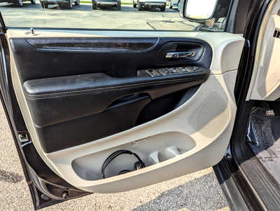 2015 Chrysler Town & Country, $8900. Photo 8