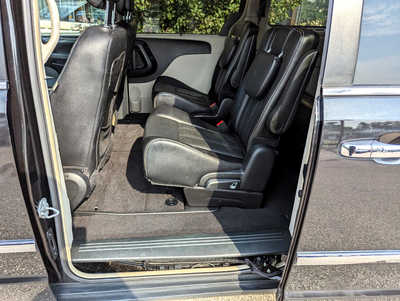 2015 Chrysler Town & Country, $8900. Photo 9