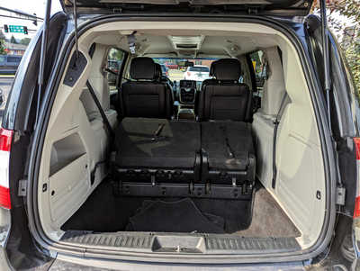 2016 Chrysler Town & Country, $9900. Photo 10