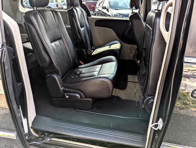 2016 Chrysler Town & Country, $9900. Photo 11