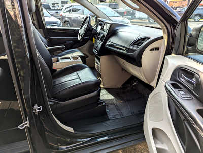 2016 Chrysler Town & Country, $9900. Photo 12