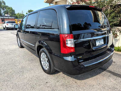 2016 Chrysler Town & Country, $9900. Photo 3