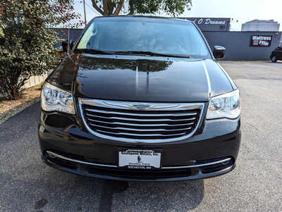 2016 Chrysler Town & Country, $9900. Photo 7