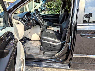 2016 Chrysler Town & Country, $9900. Photo 8
