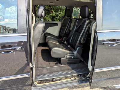 2016 Chrysler Town & Country, $9900. Photo 9