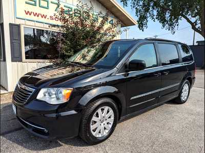 2016 Chrysler Town & Country, $9900. Photo 1