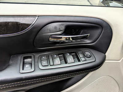 2014 Chrysler Town & Country, $8495. Photo 10