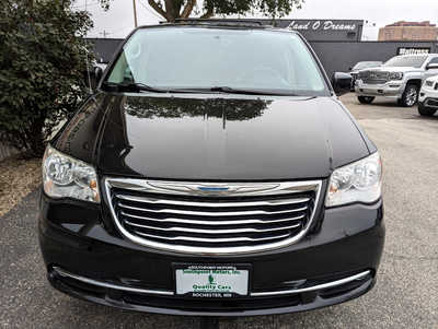 2014 Chrysler Town & Country, $8495. Photo 4