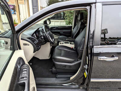 2014 Chrysler Town & Country, $8495. Photo 5