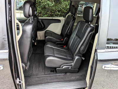 2014 Chrysler Town & Country, $8495. Photo 6