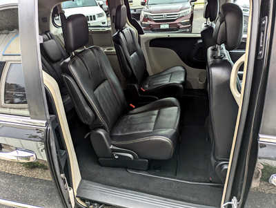 2014 Chrysler Town & Country, $8495. Photo 7