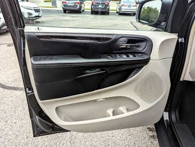 2014 Chrysler Town & Country, $8495. Photo 9
