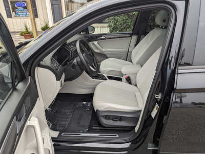 2022 Volkswagen Tiguan, $29900. Photo 8