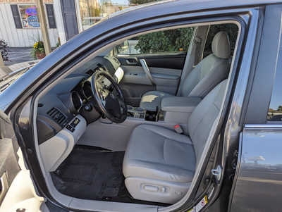 2013 Toyota Highlander, $10900. Photo 8