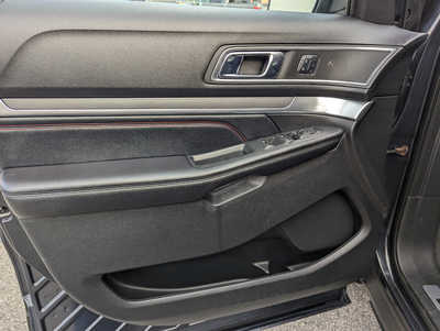 2017 Ford Explorer, $14900. Photo 12
