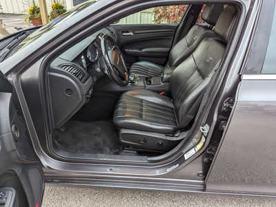 2013 Chrysler 300, $5900. Photo 8