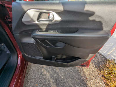2021 Chrysler Pacifica, $25900. Photo 12