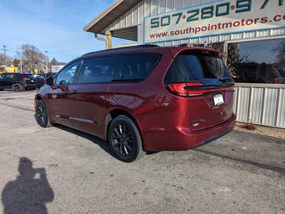 2021 Chrysler Pacifica, $25900. Photo 3