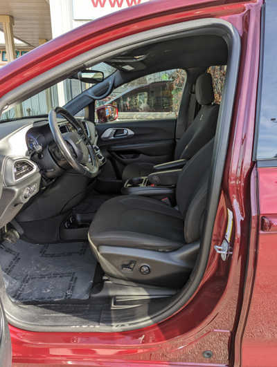 2021 Chrysler Pacifica, $25900. Photo 7