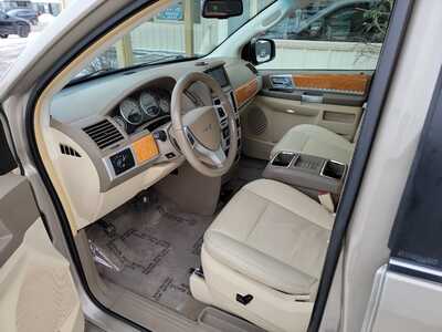 2008 Chrysler Town & Country, $3990. Photo 7