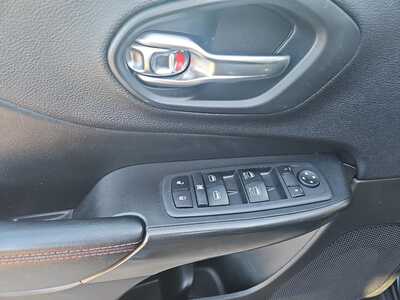 2019 Jeep Cherokee, $18990. Photo 9