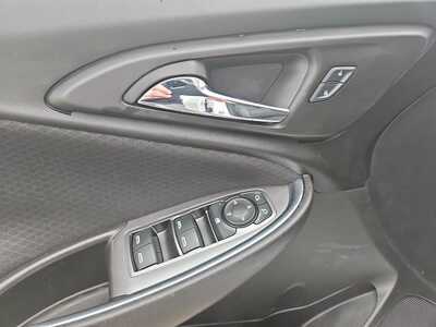 2016 Chevrolet Malibu, $12900. Photo 9